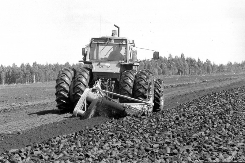 Breaking of sod peat