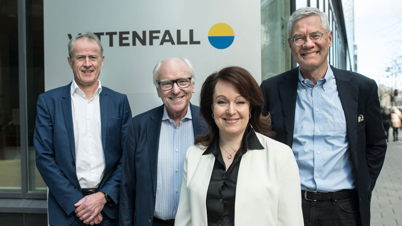 Øystein Løseth, Lars G Josefsson, Anna Borg och Magnus Hall utanför Vattenfalls huvudkontor i Solna