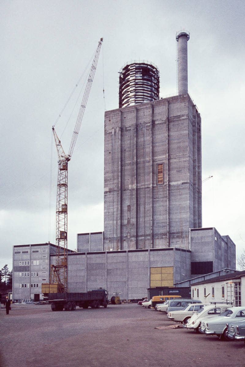 Reactor building under construction.