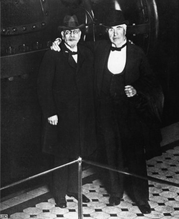 Two pioneers of the energy sector meet in Berlin: Emil Rathenau, founder of the Deutsche Edison-Gesellschaft (German Edison Company), their subsidiaries and the 'Städtische Elektricitäts-Werke', later Bewag, and American inventor Thomas Alva Edison. Year: 1911 | Place: Berlin | Creator: Unknown | ID: VF000511